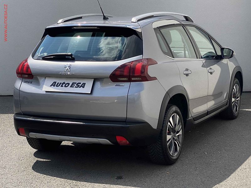 Peugeot 2008 (2016) 1.2 PT, AT, navi - fotka 4 z 16