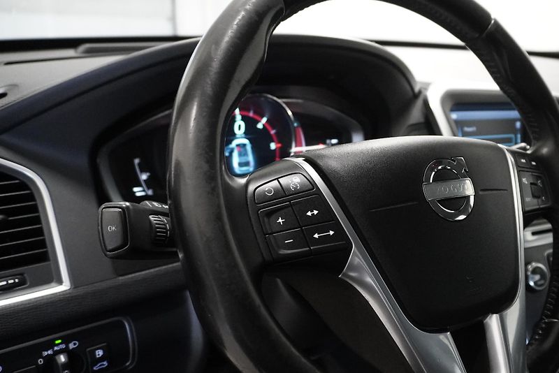 Volvo XC60 2,4 D5 AWD AUTOMAT - fotka 19 z 38