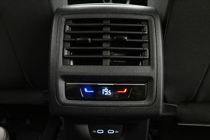 Volkswagen Golf 2,0 TDI 85 kW Life Záruka až 5 - fotka 22 z 31