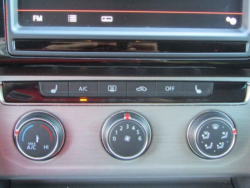 Volkswagen Passat (2015) 1.6 TDi, AC, výhřev sed - fotka 15 z 16