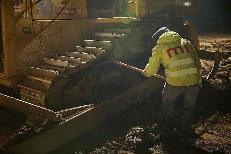 Na stavbě dálnice D11 se pracuje i za tmy.