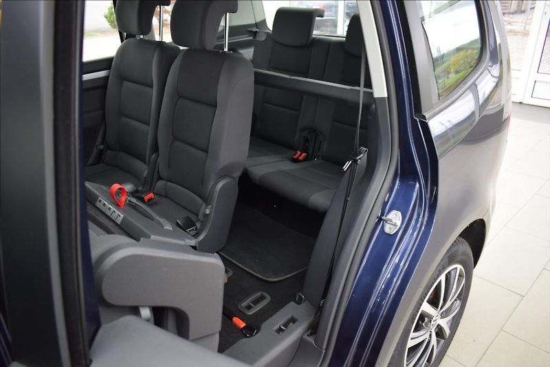 Volkswagen Touran 1,6 TDi, 7-míst,NAVI,1.maj., - fotka 12 z 29