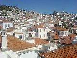 Většina domů má bílou omítku a město tak může soupeřit i se slavnějším řeckým ostrovem Santorini.
