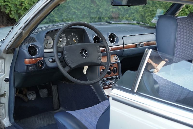 Mercedes-Benz 123 (1977) 230 CE - fotka 11 z 11
