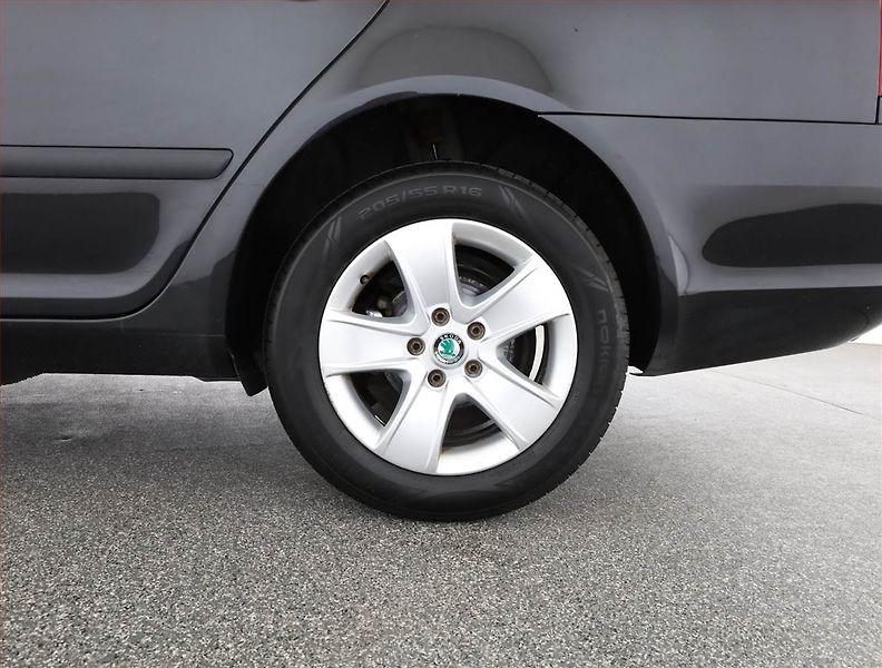 Škoda Octavia (2012) 1.6 TDI, Xenony, Tempomat - fotka 16 z 16