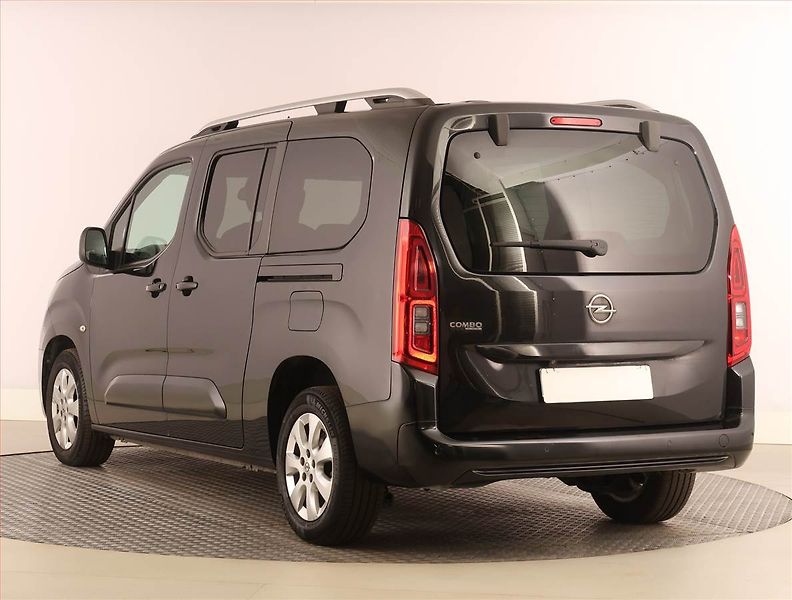 Opel Combo (2020) Maxi Enjoy 1.2 Turbo, 7Míst - fotka 4 z 23