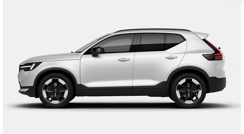 Volvo XC40 (2026) B3 PLUS AUT - fotka 2 z 14