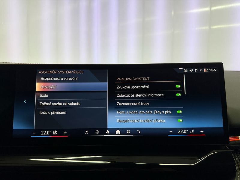 BMW Řada 5 520d xDrive M-SPORT, HARMAN&KA - fotka 20 z 35