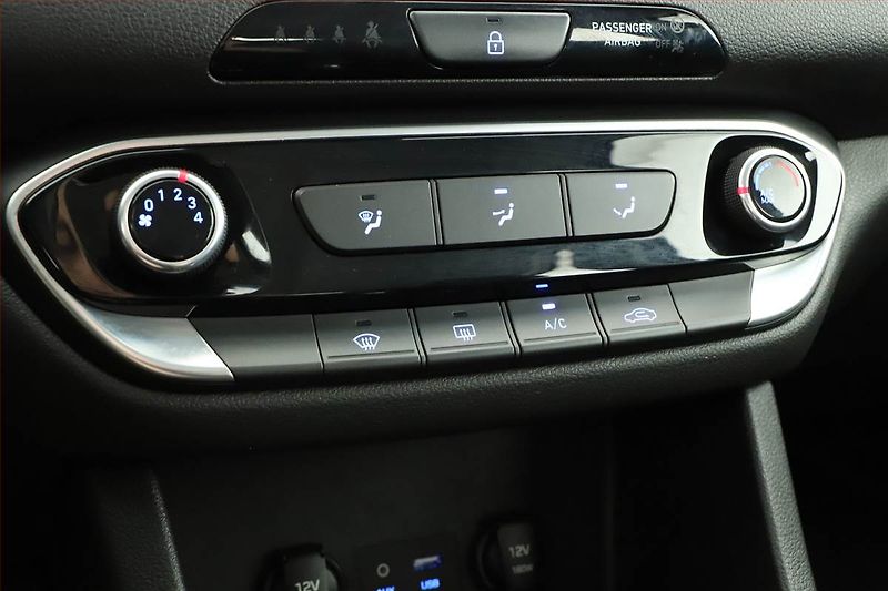 Hyundai i30 (2017) 1.0 T-GDI, Tempomat - fotka 13 z 16