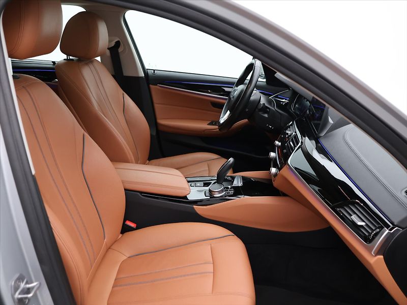 BMW Řada 5 2,0 530i xDrive Luxury Line - fotka 12 z 31