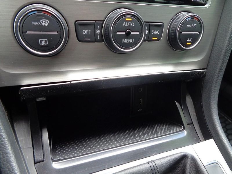 Volkswagen Golf 1.2 TSI MARATON EDITION  81 kW - fotka 17 z 26