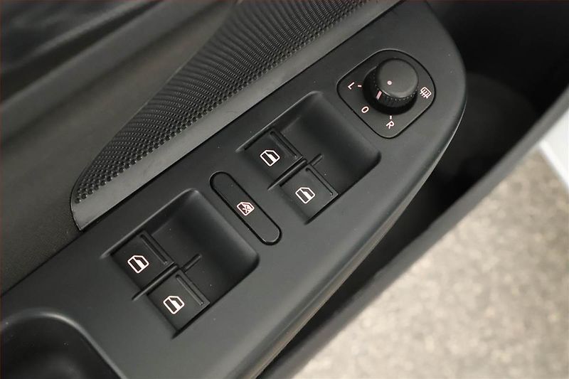 Volkswagen Golf (2012) 2.0 TDI, Automat, po STK - fotka 9 z 17