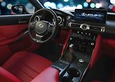 Interiér budí sportovní dojem