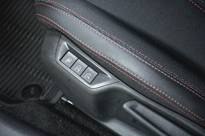 Peugeot 308 (2020) GT NAVI1.5 BlueHDi ČR 1MAJITEL - fotka 30 z 33