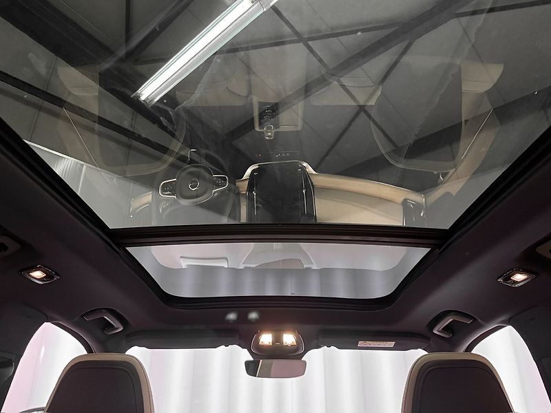 Volvo XC90 B5 AWD PLUS DARK, PANORAMA, H& - fotka 28 z 33
