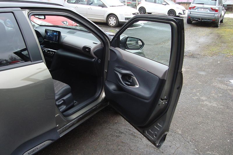 Toyota Yaris Cross (2024) 1.5 Hybrid,ČR,1.Maj.Exetucive - fotka 38 z 83