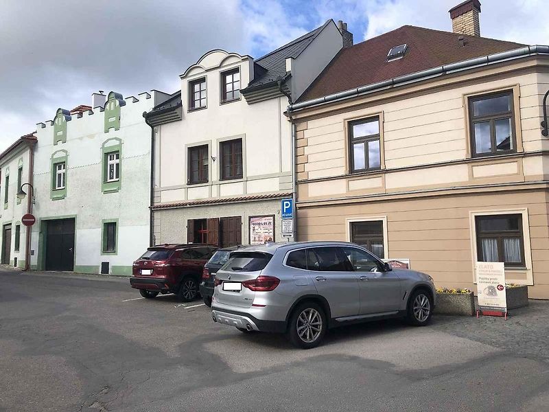 Tzv. AutoMatky, Adélu Doušovou, Barboru Tůmovou a Karolínu Koubovou, dlouhodobě trápí nedostatek bezpečnosti pro pěší v lokalitě Starého města, která je obytnou zónou. Řidiči například opakovaně překračují povolenou rychlost, jsou neohleduplní a parkují m
