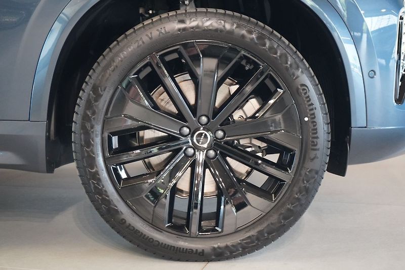 Volvo XC90 B5 PLUS Black Edition, 360° - fotka 7 z 48