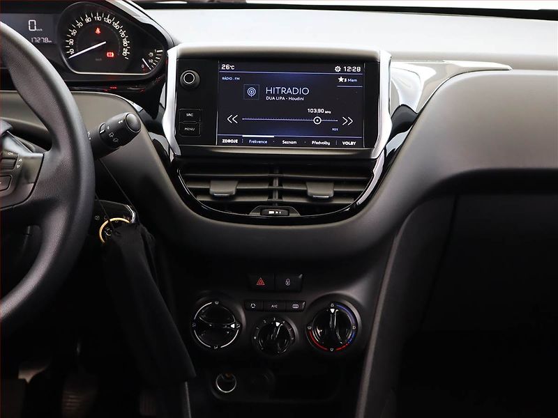 Peugeot 208 (2017) 1.2 PureTech, ČR,1.maj - fotka 10 z 15