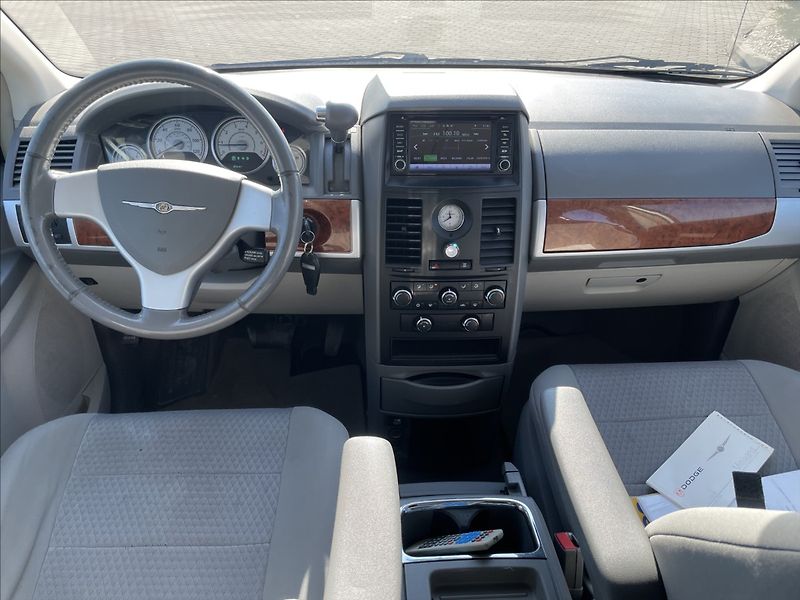 Chrysler Town & Country 3,8 i V6 RT LPG Automat 7míst - fotka 15 z 34