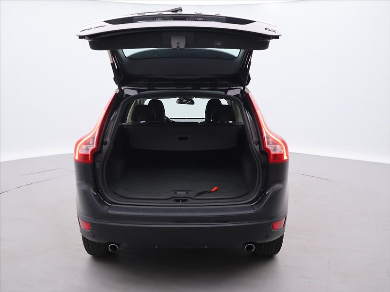 Volvo XC60 2,4 D3 120kW Momentum AWD AUT - fotka 9 z 33