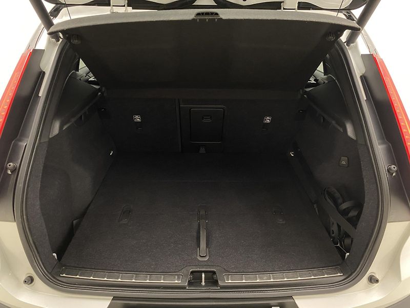 Volvo XC40 D4 AWD R-DESIGN AUT  - fotka 6 z 45