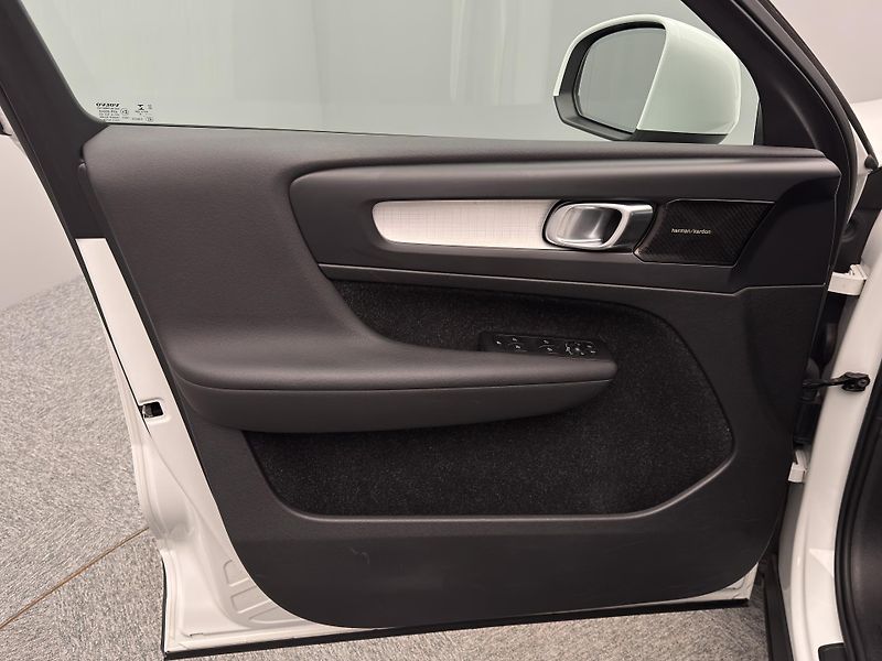 Volvo XC40 T4 MOMENTUM AUT - fotka 17 z 45
