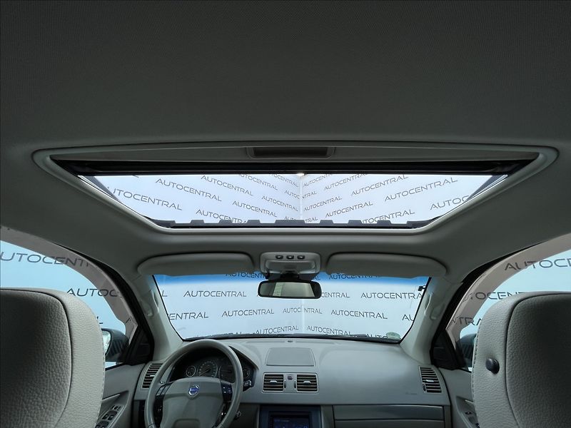 Volvo XC90 2,4 D,136kW,4x4,aut. - fotka 19 z 24