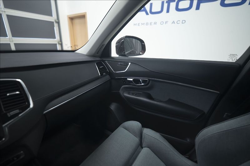 Volvo XC90 2,0 B5 AWD INSCRIPTION 7 MÍST - fotka 36 z 47