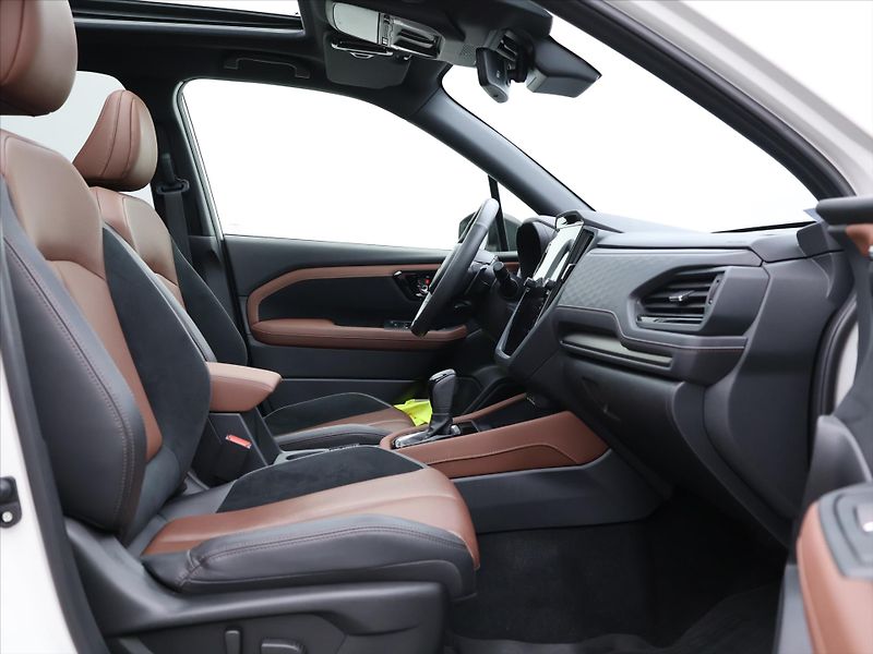 Subaru Forester 2,0 e-EyeSight 100kW CZ CVT - fotka 13 z 35