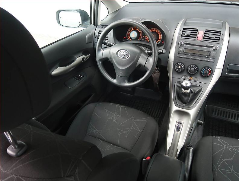 Toyota Auris (2009) 1.3 Dual VVT-i, Park. senzory - fotka 7 z 15