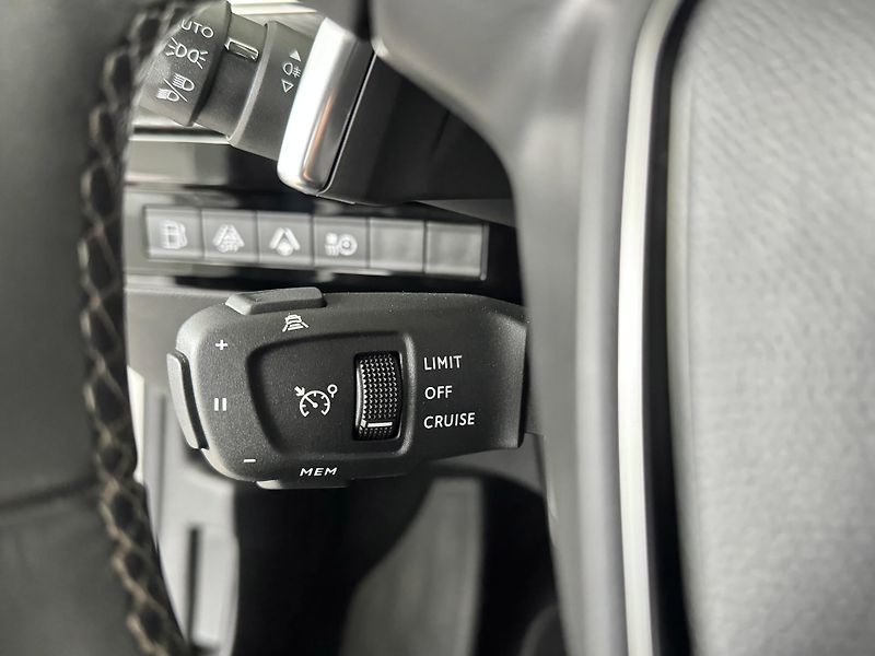 Peugeot 508 Hybrid 225*AT8*REZERVACE! - fotka 27 z 38
