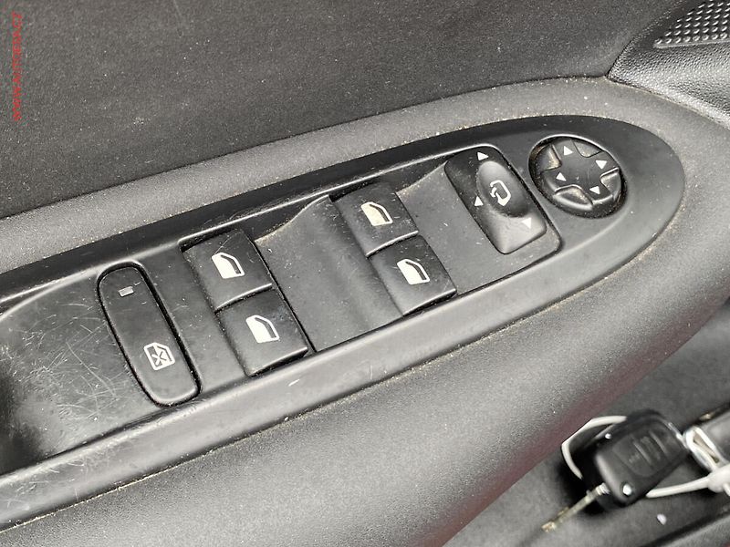 Citroën C4 (2012) 1.6 HDi, ČR, AC, temp - fotka 11 z 16
