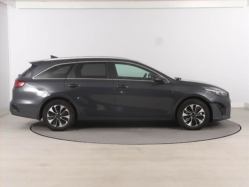 Kia Ceed (2025) 1.6 GDI plug-in - fotka 6 z 21