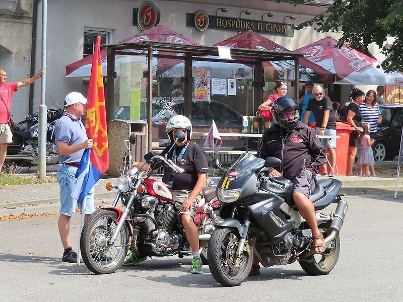 V pořadí 9. ročník srazu veteránů v Chýnově na Táborsku se v neděli 18. srpna dopoledne těšil velké návštěvnosti z řad účastníků i diváků.