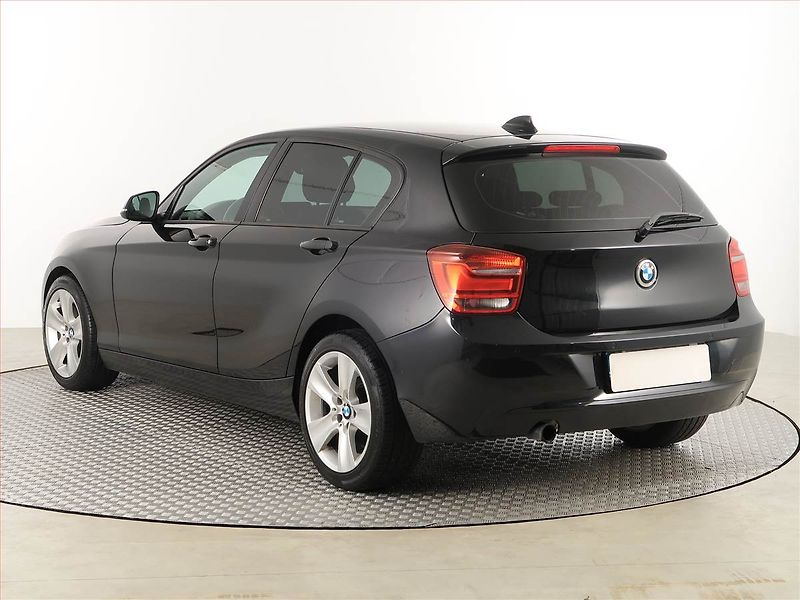 BMW Řada 1 (2014) Comfort 114i, Xenony, Tempomat - fotka 4 z 17