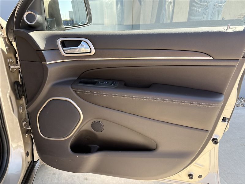 Jeep Grand Cherokee 3,0 CRD 184KW SUMMIT ČR.1.MAJ. - fotka 20 z 38