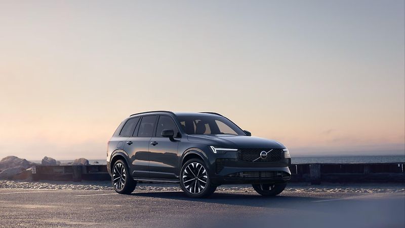 Volvo XC90 (2026) T8 AWD RECHARGE DARK PLUS 7m - fotka 2 z 11
