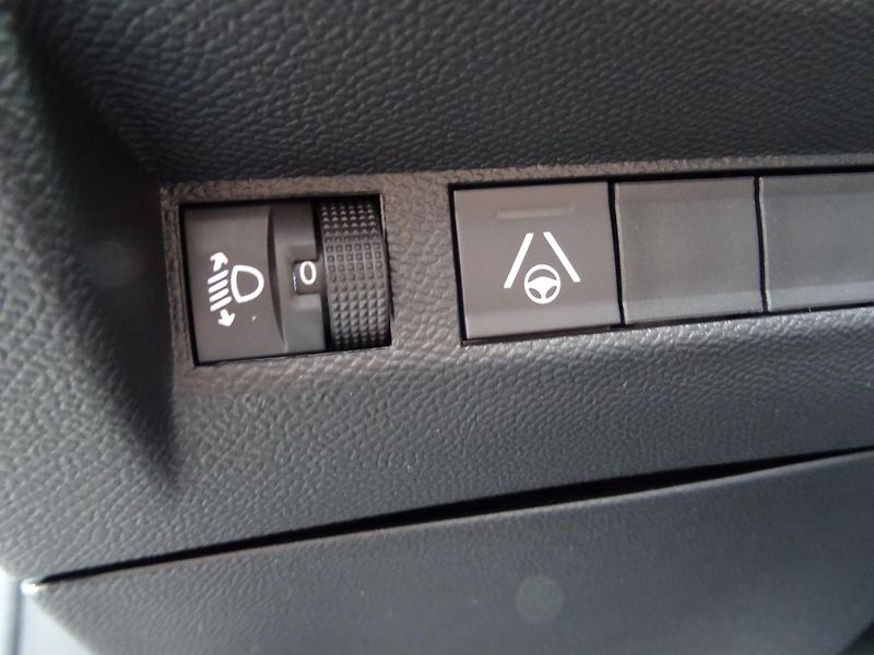 Peugeot 2008 (2026) ALLURE Hybrid 145k e-DCS6 - fotka 17 z 45