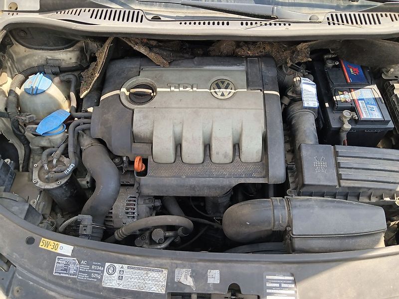 Volkswagen Touran 1.9 TDI Highline 7místný - fotka 17 z 24