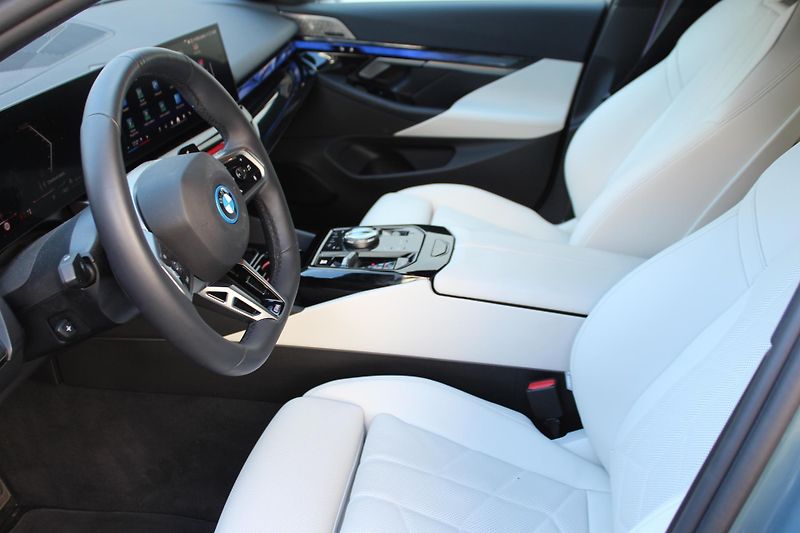 BMW Řada 5 550e xDrive - fotka 11 z 26