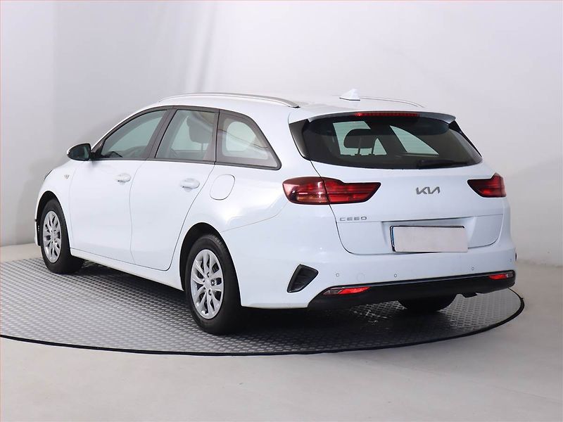Kia Ceed (2023) 1.5 T-GDI, Serv.kniha - fotka 4 z 18