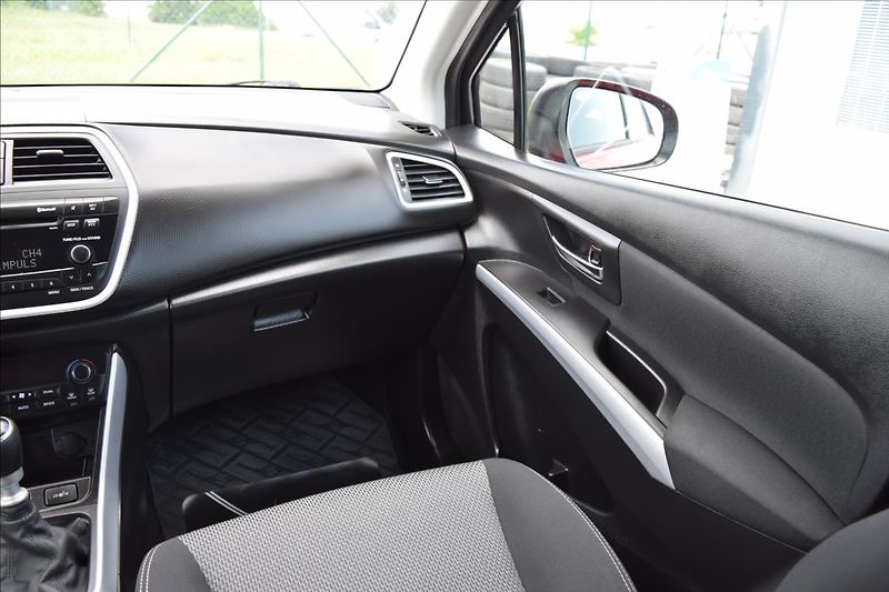 Suzuki SX4 S-Cross 1,6 D 88KW NOVÁ STK TAŽNÉ 4X4 - fotka 27 z 49