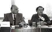 Coluche (vpravo) s Marco Panellou na tiskové konferenci v Evropském parlamentu v roce 1981.
