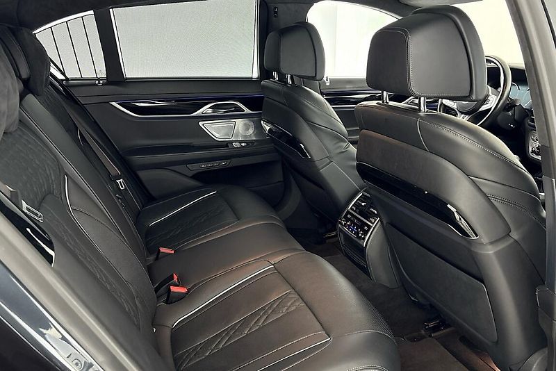 BMW Řada 7 750d xDrive - fotka 12 z 29
