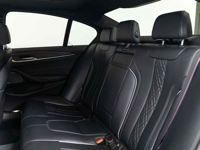BMW Řada 5 M550i xDrive - fotka 22 z 23