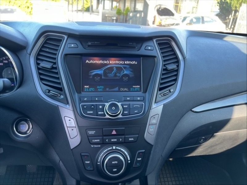Hyundai Santa Fe 2,2 CRDI 4x4 Premium - fotka 9 z 25