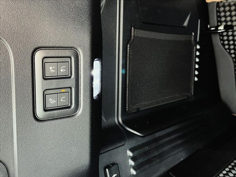 Land Rover Defender 110 V8 P425 X-DYNAMIC HSE - fotka 9 z 35