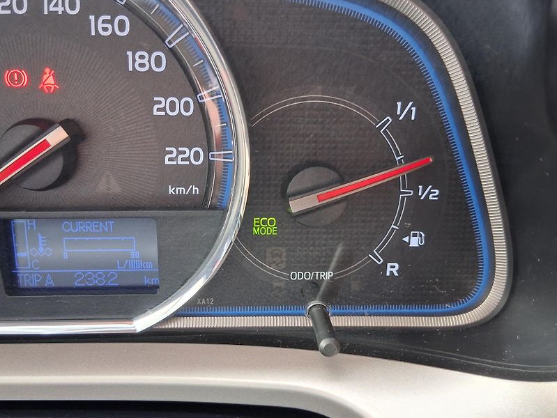 Toyota RAV4 PREMIUM 2.2 D-CAT 4x4 110 kW - fotka 23 z 32