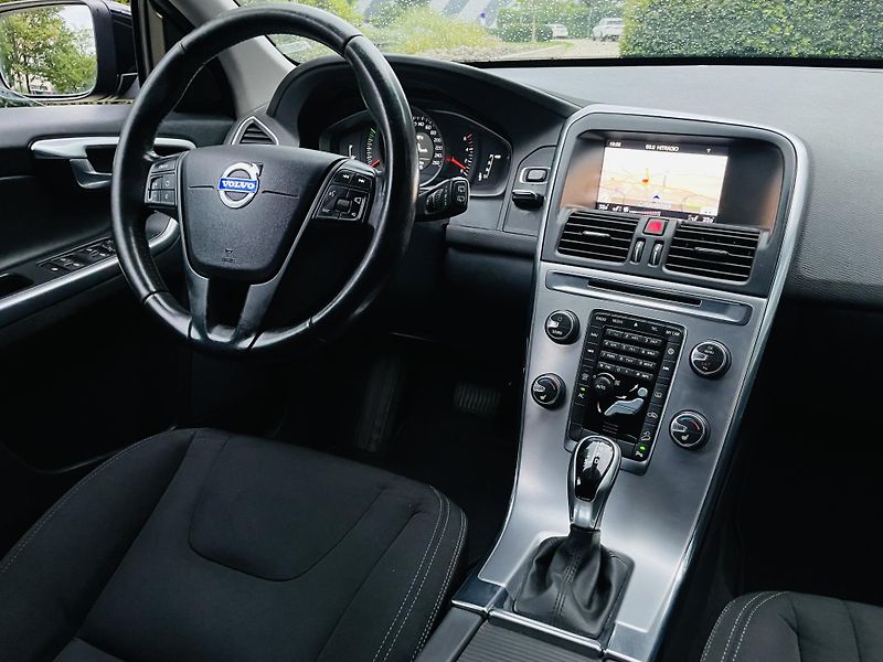 Volvo XC60 2.4D 4x4 AUT SERVISKA TAŽNÉ - fotka 23 z 43